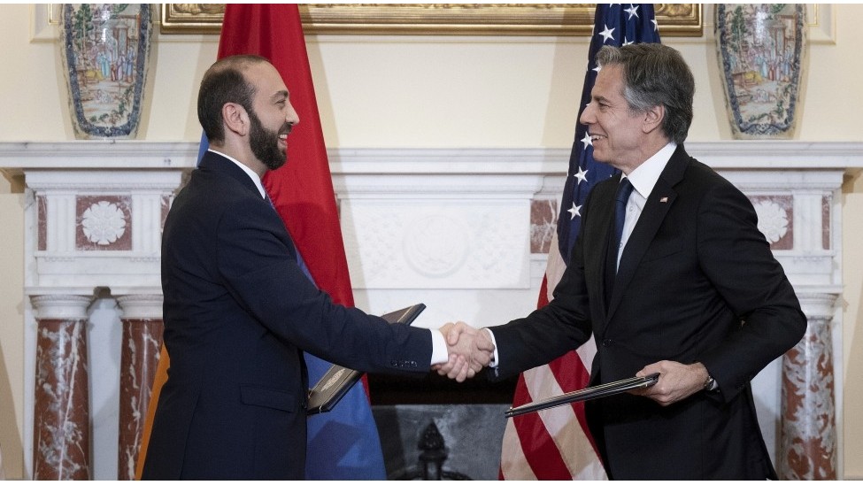 ermenistan-abs-ile-strateji-terefdasliq-haqqinda-senedi-imzaladinbspnbsp-1736904502