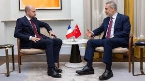 hakan-fidan-fransali-hemkari-ile-azerbaycan-ermenistan-normallasma-prosesini-muzakire-edibnbsp-1745779425